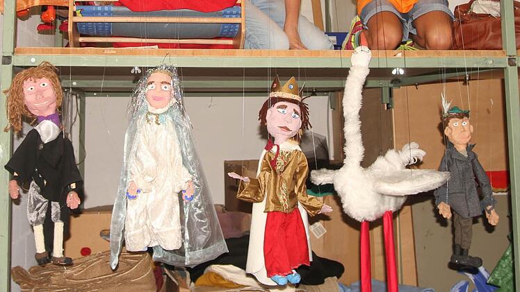 Auf der unteren Ebene waren die restlichen Puppenfiguren an ihren langen Fäden auf ihren Auftritt. Foto: gg