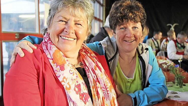 Christine Stricker (links) und Angelika Keiler gehörten zur elfköpfige Radlergruppe, die aus Straß nach Ebern gestrampelt war.