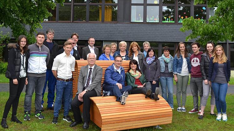 Zusammen mit Schülern und Lehrern freuen sich die drei Schulleiter Stefan Bub (Gymnasium), Torsten Stein (Realschule) und Birgit Herré (Mittelschule) über die tollen Sitzbänke. Foto: privat