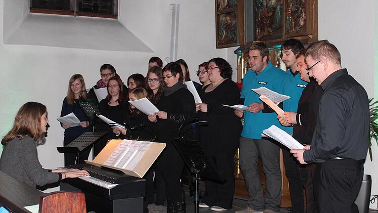 Beim Ministrantenchor waren Gospellieder angesagt. Foto: Susanne Deuerling