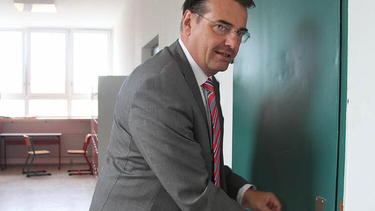 Schulleiter Horst Pfadenhauer will Thomas Gottschalk alle Türen öffnen, wenn er am 23. September im Markgraf-Georg-Friedrich-Gymnasium, seiner alten Schule, mit seiner Autobiographie "Herbstblond" ein zweites Mal in Kulmbach gastiert.  Foto: Sonja Adam