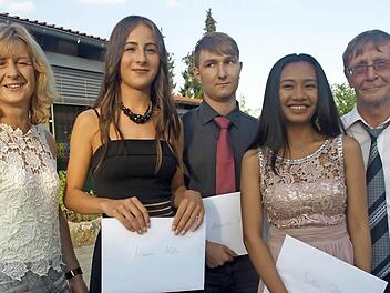Rektorin Sonja Then (links) und Klasslehrer Werner Vierheilig (rechts) gratulierten bei der Entlassfeier der Mittelschule Oerlenbach den Qualibesten Hanna Kuhn (2. von links, Notendurchschnitt 1,55), Maximilian Bieber (Mitte, 2,0) und Sokna Peters (1,83).  Foto: Stefan Geiger