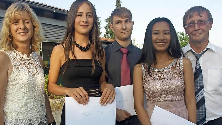 Rektorin Sonja Then (links) und Klasslehrer Werner Vierheilig (rechts) gratulierten bei der Entlassfeier der Mittelschule Oerlenbach den Qualibesten Hanna Kuhn (2. von links, Notendurchschnitt 1,55), Maximilian Bieber (Mitte, 2,0) und Sokna Peters (1,83).  Foto: Stefan Geiger