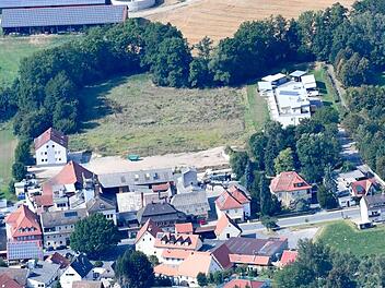 Auf dem  ehemaligen Gelände der Schmitt-Bräu in Scheßlitz   freie Fläche Mitte) soll eine   Wohnanlage für Senioren mit 63 behindertengerechten Wohnungen  mit Tagespflege, Wellnessbereich, Gemeinschaftsräumen und zwei Arztpraxen  entstehen. Foto: Ronald Rinklef