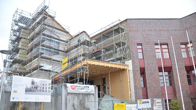 Der Rathaussaal soll außen vor dem Winter fertig sein.