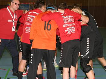 Mit Geschlossenheit und Einsatz wollen sich Trainer Matthias Batzner (links) und sein Team dem Tabellenführer  Kunstadt stellen.