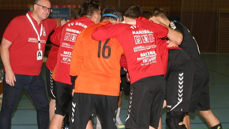 Mit Geschlossenheit und Einsatz wollen sich Trainer Matthias Batzner (links) und sein Team dem Tabellenführer  Kunstadt stellen.