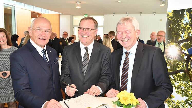 Altlandrat Günther Denzler (links) mit seinem Nachfolger Johann Kalb (rechts) und Oberbürgermeister Andreas Starke beim Empfang im Landratsamt. Fotos: Ronald Rinklef