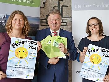 Sabine Knobloch, Landrat Klaus Peter Söllner und Melanie Dippold (von links) präsentierten den neuen, mit Angeboten prall gefüllten Ferienpass im Landratsamt.  Foto: Uschi Prawitz