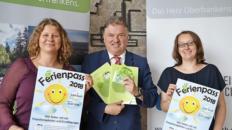 Sabine Knobloch, Landrat Klaus Peter Söllner und Melanie Dippold (von links) präsentierten den neuen, mit Angeboten prall gefüllten Ferienpass im Landratsamt.  Foto: Uschi Prawitz