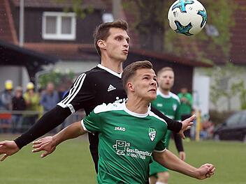 Jonas Gries (vorn) und der FV Giech sahen in der A-Klasse 2 schon wie die sicheren Sieger aus, verspielten in der Schlussphase aber eine 0:2-Führung gegen den SC Melkendorf und Tobias Neundoerfer.sportpress