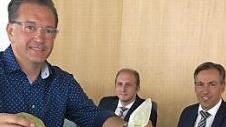 Karsten Fischkal demonstrierte im Kreistag eindrucksvoll, was aus dem gelben Sack der ersten Generation (links) geworden ist.  Foto: ad