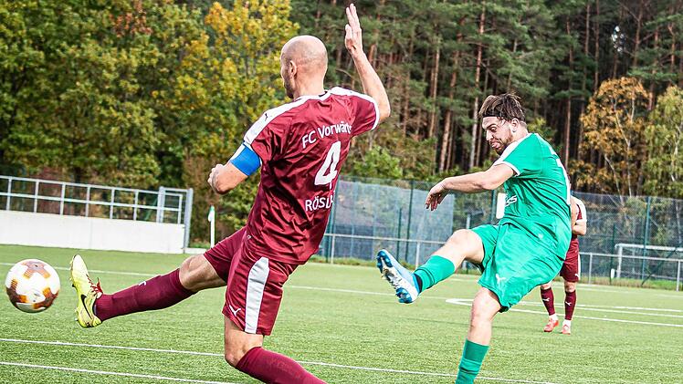 Stefan Kolb (rechts) traf beim 5:0 gegen Röslau doppelt für Neudrossenfeld. Foto: Alexander Muck