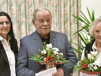 Renate Dressel und Ehrenkreisbereitschaftsleiter Manfred Biertempfel wurden für 60 Jahre ehrenamtlichen aktiven Dienst von stellvertretendem Rot-Kreuz-Vorsitzenden Bürgermeister Wolfgang Borst (links), Manuela Bock (daneben) und der Bereichsleiterin Anne Grimmer (rechts) geehrt.  Fotos: Gerold Snater