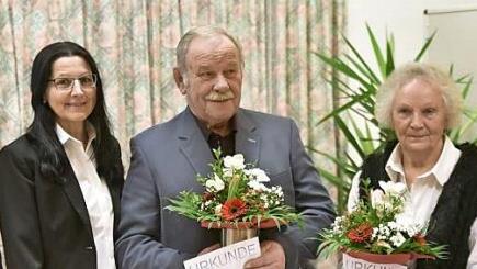 Renate Dressel und Ehrenkreisbereitschaftsleiter Manfred Biertempfel wurden für 60 Jahre ehrenamtlichen aktiven Dienst von stellvertretendem Rot-Kreuz-Vorsitzenden Bürgermeister Wolfgang Borst (links), Manuela Bock (daneben) und der Bereichsleiterin Anne Grimmer (rechts) geehrt.  Fotos: Gerold Snater