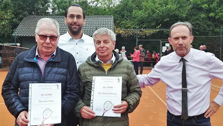 Horst Füller (von links), Edmund Scheuring und Manfred Halbig beschlossen mit anderen vor 40 Jahren die Gründung der Tennisabteilung; (hinten im Bild) Christian Finger, Vorsitzender des SV Albertshausen. Foto: Sigismund von Dobschütz