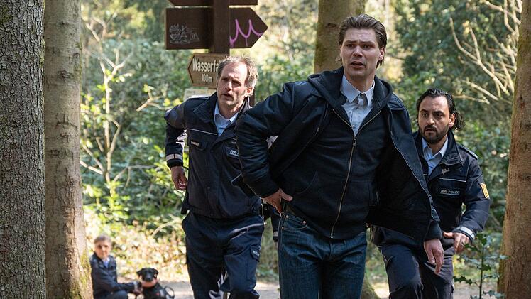 Kommissar Kr&ouml;ber (Henning Fl&uuml;sloh, zweiter von links) und seine Kollegen verfolgen eine Spur im Wald.