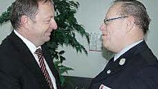 50 Jahre im Dienst der Feuerwehr: Kommandant Georg Fuchs. Landrat Thomas Bold (links) gratuliert. Foto: Sebastian Schmitt