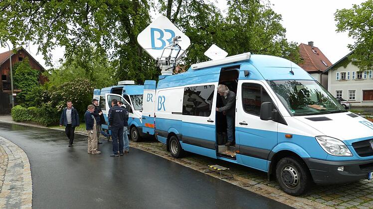 Mit einem Aufnahmeteam war auch der Bayerische Rundfunk mit den Reportern Markus Feulner und Markus Klingerle vor Ort. Foto: Werner Reißaus