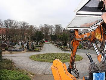 Die Kosten für Erdbestattungen werden langfristig auch in Forchheim steigen, weil die Gebühren für immer weniger Gräber auf die Friedhofsfläche umgelegt werden. Foto: Roepert