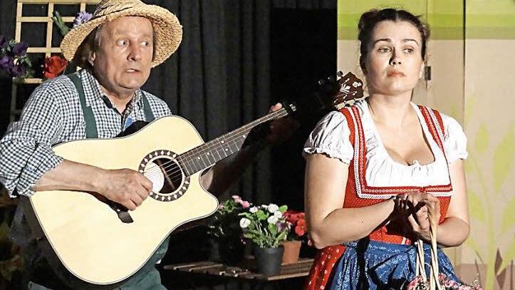 Der Gärtner (Jan Burdinski) schleicht sich an Adele heran (Ingrit Gabriel). Plant er einen Mord? Foto: Burkhardt