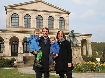Stefanie und David Fronczek wohnen jetzt mit ihren Söhnen in Bad Brückenau.  Foto: Ralf Ruppert