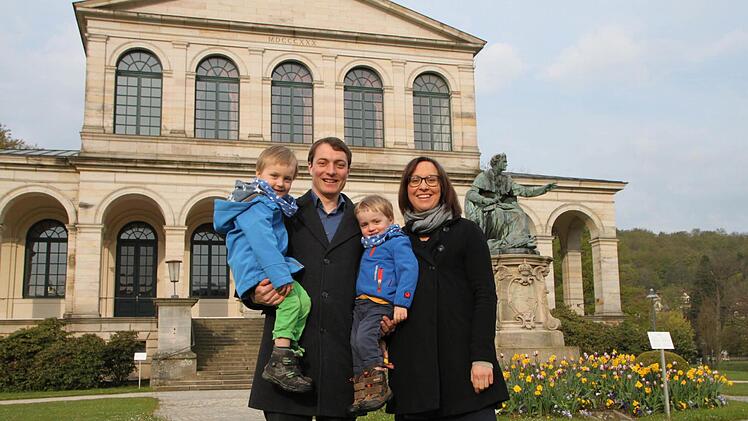 Stefanie und David Fronczek wohnen jetzt mit ihren Söhnen in Bad Brückenau.  Foto: Ralf Ruppert
