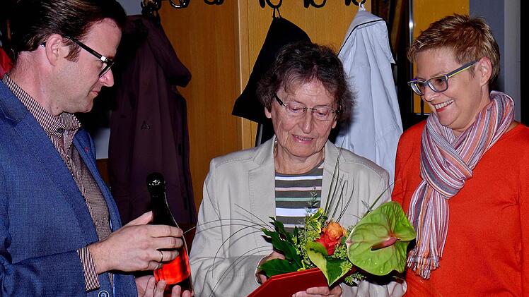 Waltraud Herrmann (Mitte) wurde für ihre 50-jährige Treue zur SPD von Norbert Schaub und Sabine Dittmar geehrt.  Foto: Gerd Schaar