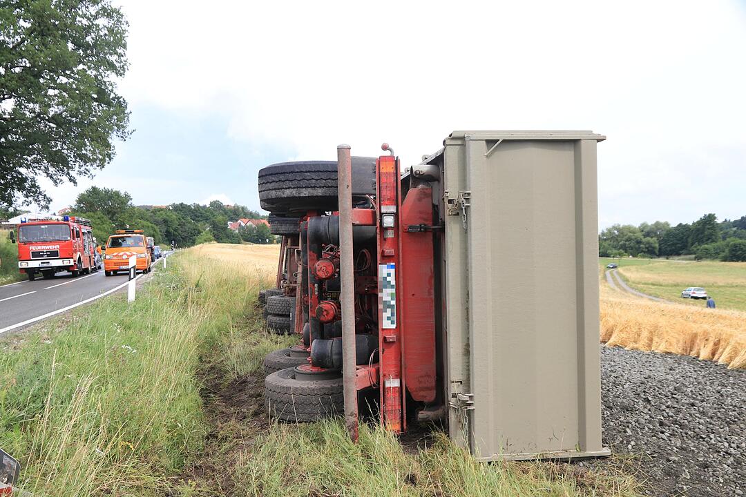 Landkreis Bamberg: Schotter-Laster kippt bei Priesendorf um