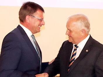 Roland Streng dankte Georg Mönius für dessen Einsatz. Foto: J. Blum