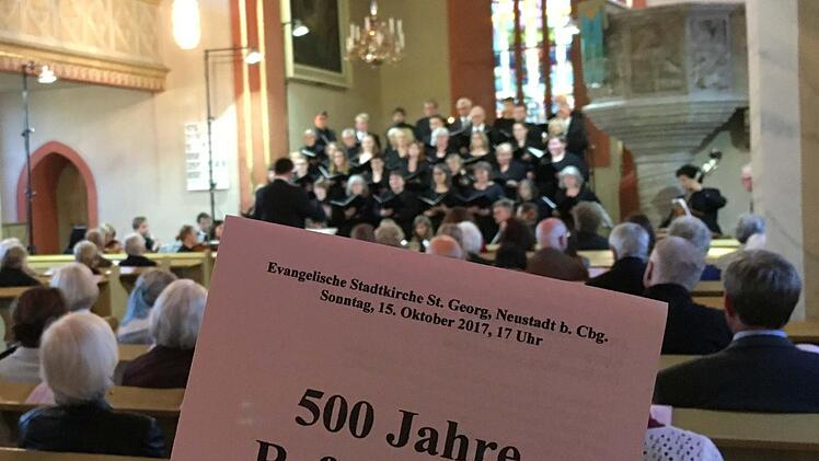 Die Kantorei St. Georg unter Leitung von Markus Heunisch gestaltete in Neustadt ein Kantatenkonzert zum Reformationsjubiläum.Foto: Jochen Berger