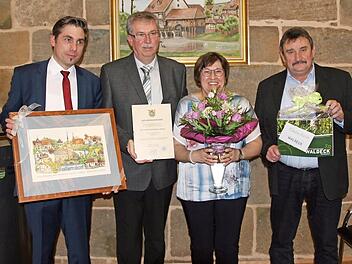 Bei der Verabschiedung (v. li.): Bürgermeister Torsten Gunselmann, Hermann und Edeltraut Seebauer sowie Zweiter Bürgermeister Sebastian Schwarzmann als Vertreter der Gemeinderäte Foto: Sylvia Hubele