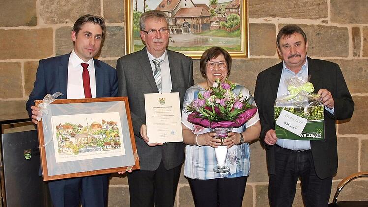 Bei der Verabschiedung (v. li.): Bürgermeister Torsten Gunselmann, Hermann und Edeltraut Seebauer sowie Zweiter Bürgermeister Sebastian Schwarzmann als Vertreter der Gemeinderäte Foto: Sylvia Hubele