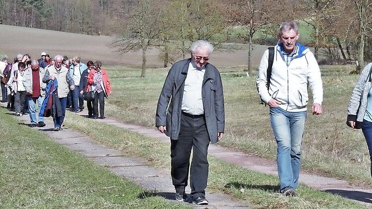 Auf dem früheren Kolonnenweg waren die Gäste aus Ebelsbach unterwegs.  Foto: hf