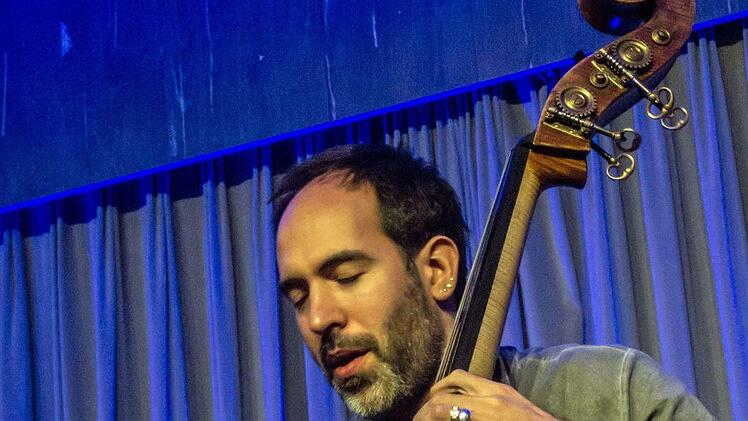 Der Pianist Omer Klein und der Kontrabassist Haggai Cohen-Milo gastiert erstmals in Coburg. Mit einem umjubelten Duoabend eröffneten sie die neue Saison von "Leise am Markt".Foto: Jochen Berger