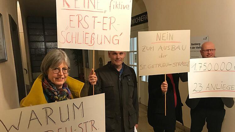 Protestaktion, die wirkungslos verpuffte. Die Anwohner in der St-Getreu-Straße werden wohl zur Kasse gebeten. Foto: M. Wehner