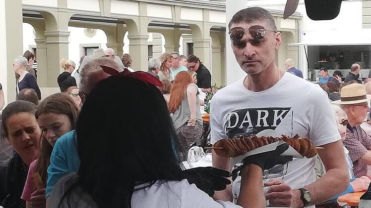 Mehrere Food Trucks und Imbisse sorgten für das leibliche Wohl.Sigismund von Dobschütz
