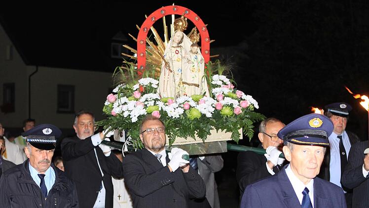 Das Gnadenbild der Muttergottes aus Neuengrün wurde von Männern bei der Prozession zum Friedenskreuz getragen. Foto: Michael Wunder