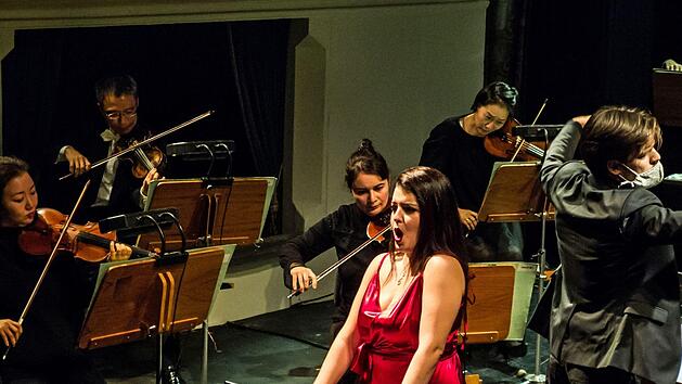 Die Sopranistin Dimitra Kotidou beeindruckte als Solistin beim Sinfoniekonzert im Landestheater Coburg. Unter der Leitung von Johannes Brahms interpretierte sie den Liederzyklus "Les Illuminations" von Benjamin Britten.Foto: Jochen Berger