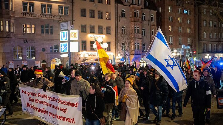 Nürnberg: Aktivisten wollen Demonstration stoppen - Polizei macht Gebrauch von Schlagstock