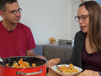 "Mir fehlt der Durchblick": Michaela pr&auml;sentiert ihre Brille. Bauer Thomas ist nur m&auml;&szlig;ig begeisgert.