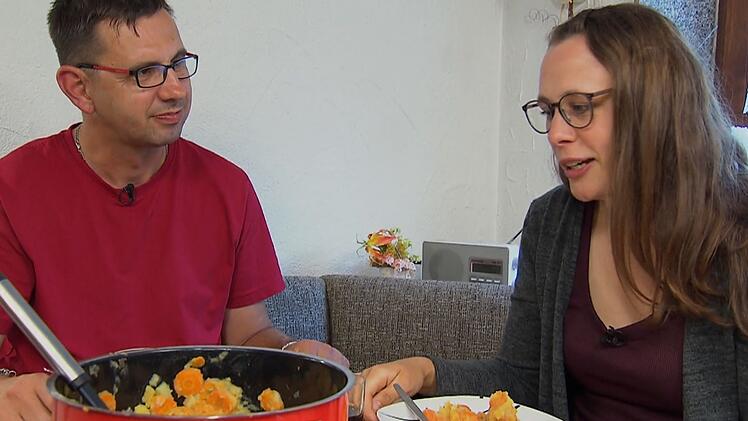 "Mir fehlt der Durchblick": Michaela präsentiert ihre Brille. Bauer Thomas ist nur mäßig begeisgert.