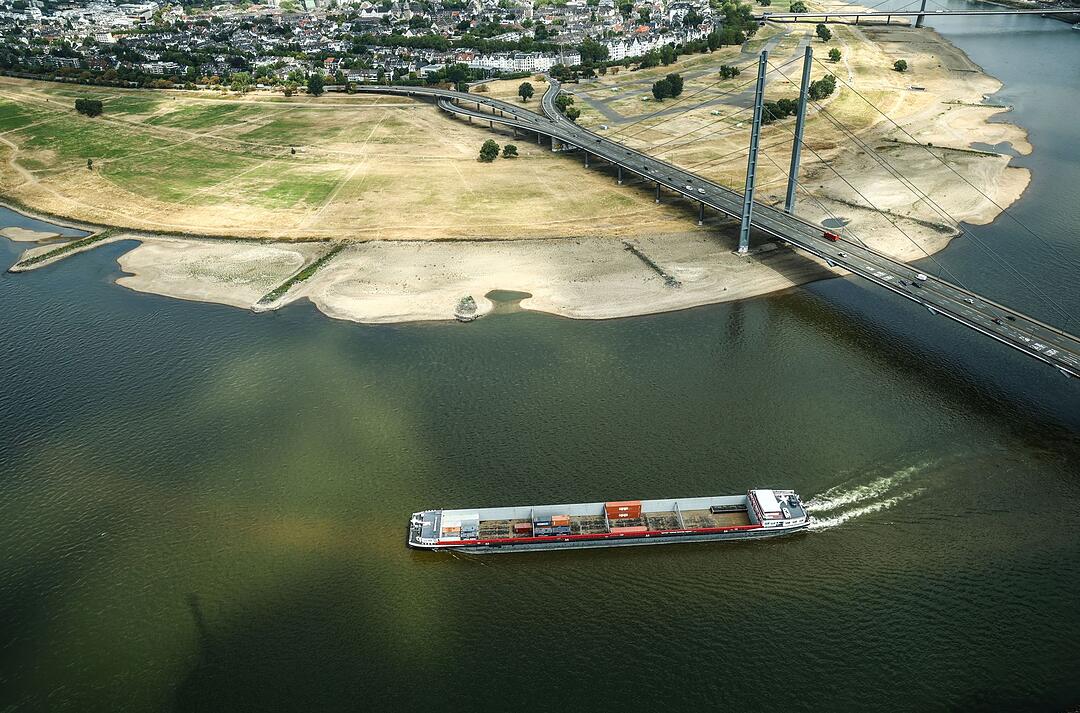 Niedrigwasser am Rhein in D&uuml;sseldorf