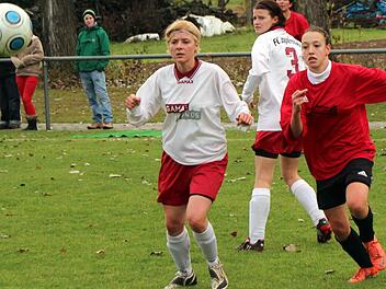 Prosselsheims Tanja Keller hat Petra Hemm (3) und Julia Roth überlaufen, doch ihre Flanke findet keine Abnehmerin.  Foto: Thomas
