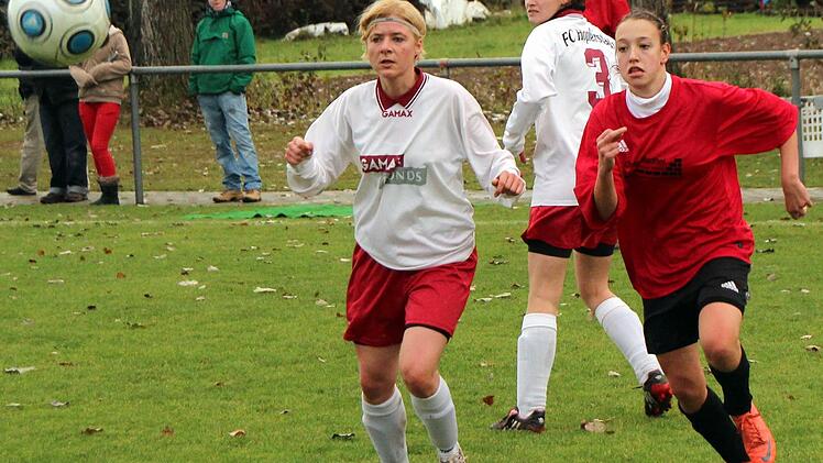 Prosselsheims Tanja Keller hat Petra Hemm (3) und Julia Roth überlaufen, doch ihre Flanke findet keine Abnehmerin.  Foto: Thomas