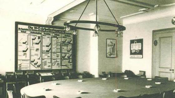 Neustart im zweiten Stock von Schloss Eyrichshof: Ein Blick in den Büro- und Ausstellungsraum. Im Hintergrund der Vorgänger der späteren Flipcharts und Info-Tafeln. Foto: WO-Archiv