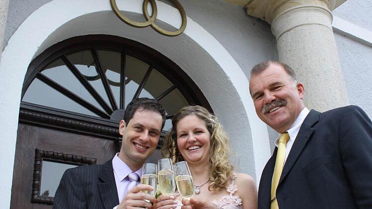 Herkömmlich: Hochzeit, Rathaus, Standesbeamter Hans-Joachim Bauer (rechts).