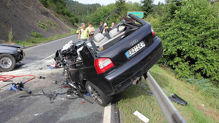 Der Audi wurde vom Pickup (links am Rand) auf die Leitplanke katapultiert.