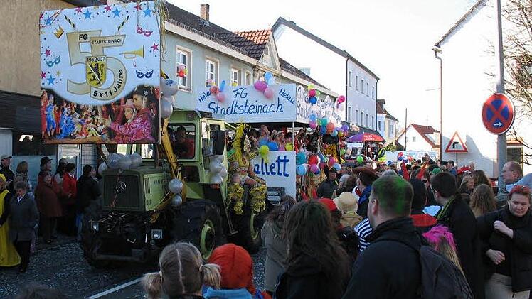 Wenn sich der Gaudwiurm durch Stadtsteinach schlängelt, wird es eng. Bei aller Freude am Feiern: Die Unfallverhütung spielt bei einer solchen Großveranstaltung eine gewichtige Rolle. Foto: Archiv/Jürgen Scheibe