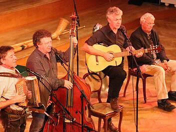 Die Well-Brüder (von links) Christoph, Karl und Michael bei ihrem Auftritt im Bad Kissinger Regentenbau, daneben scheinbar unbeteiligt Gerhard Polt.  Foto: Ralf Ruppert